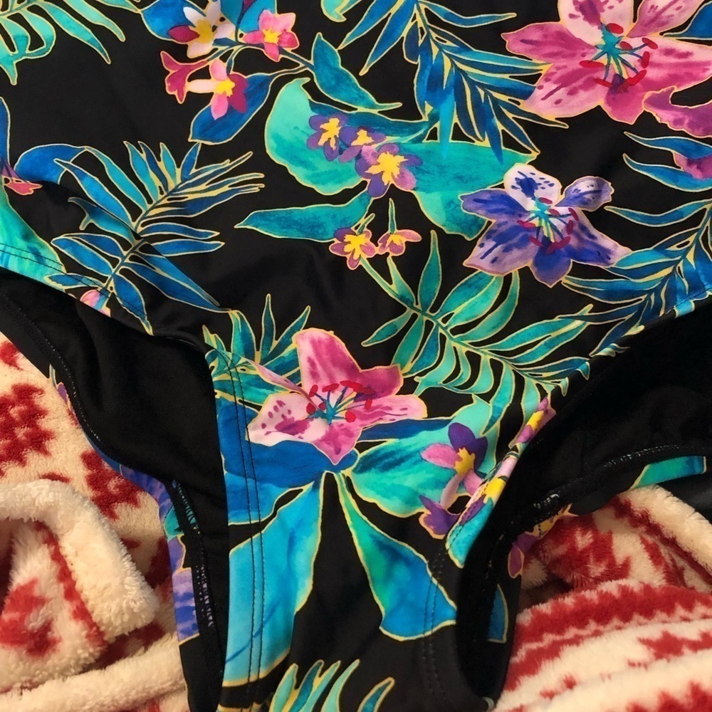 NWT SWIMSUITS FOR ALL Floral Sarong Front One Piece Swimsuit Size 34 - Picture 4 of 9